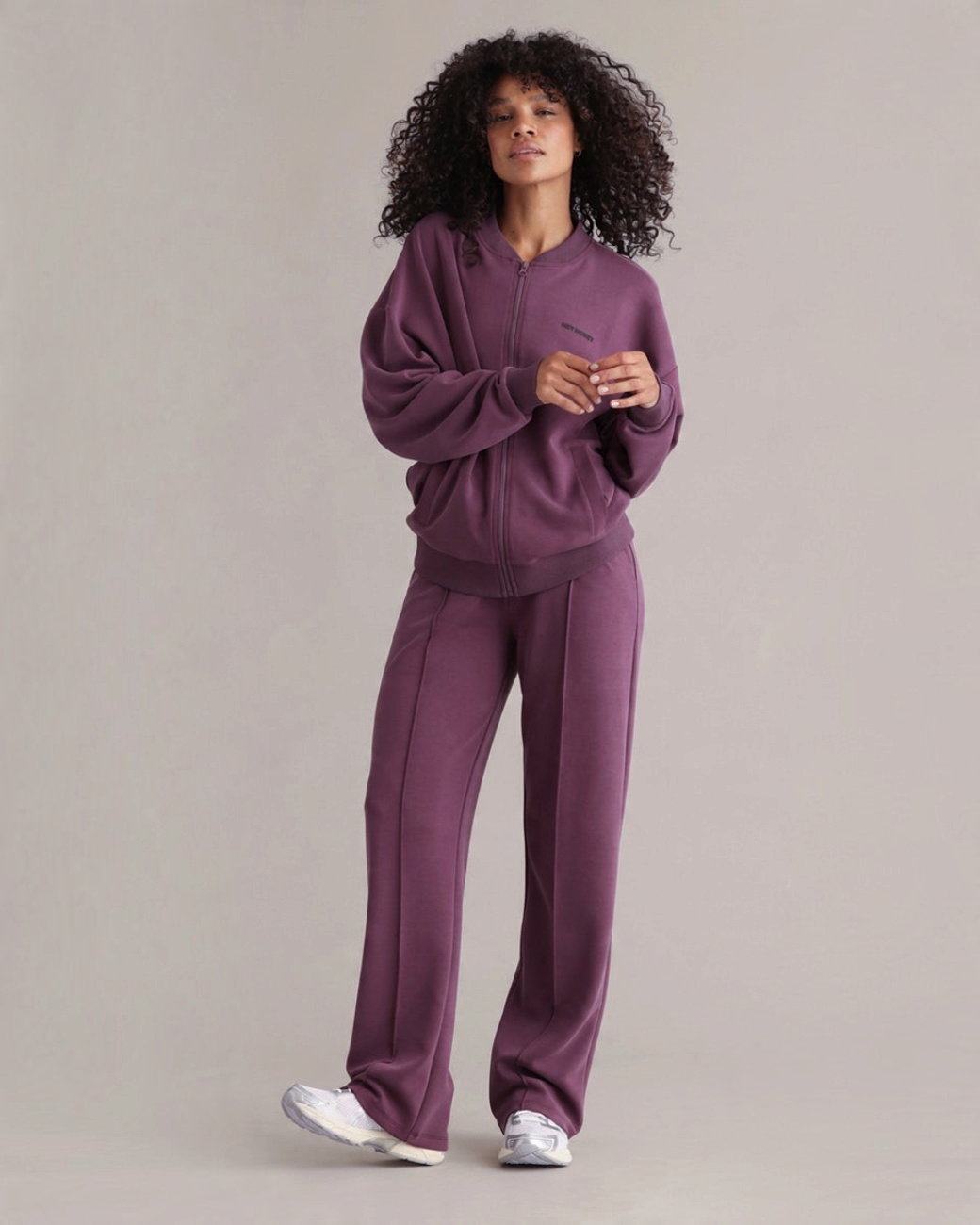 Lux Bomber Jacket Italian Plum – Nahaufnahme Logo – Hey Honey