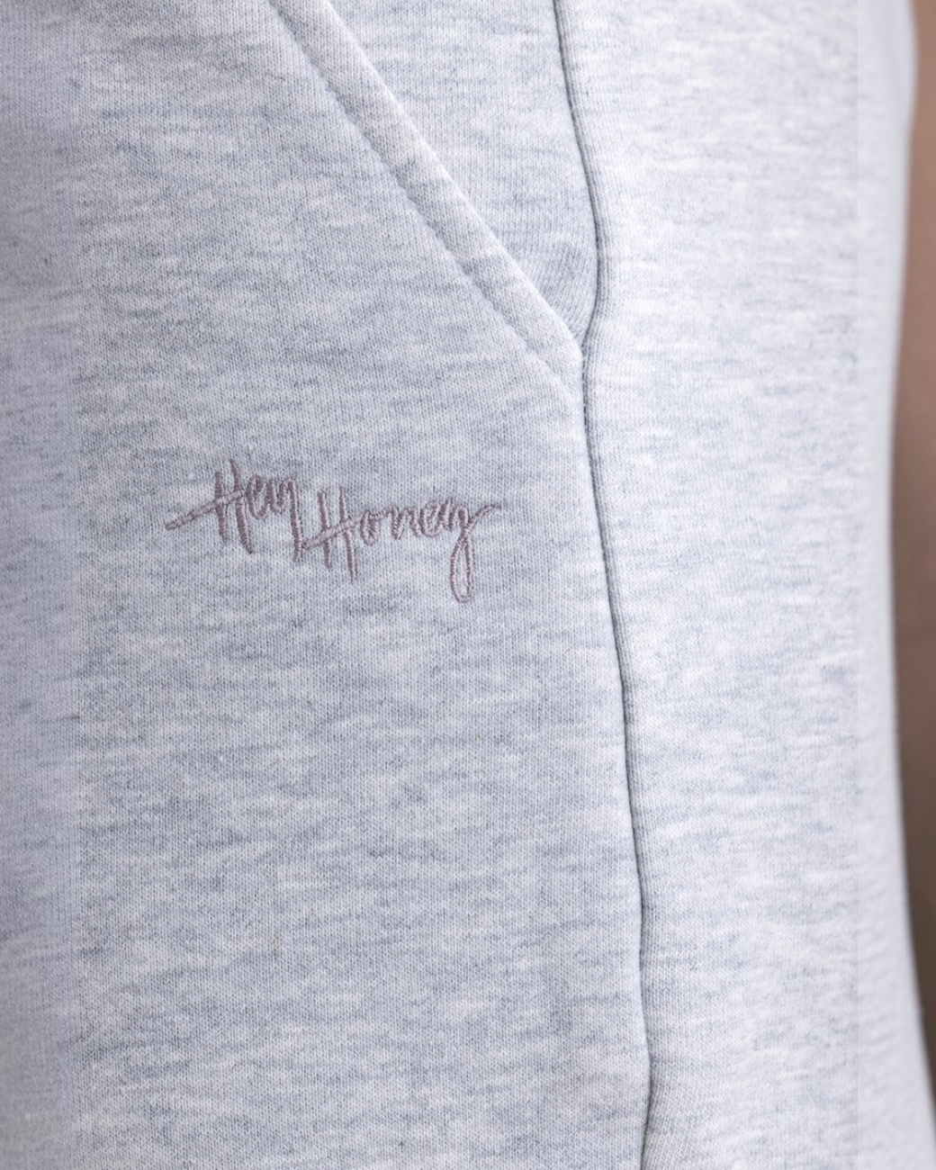 greenyogashop Cuff Sweatpants in Grau Melange mit gesticktem Logo-Detail und weicher Baumwollmischung