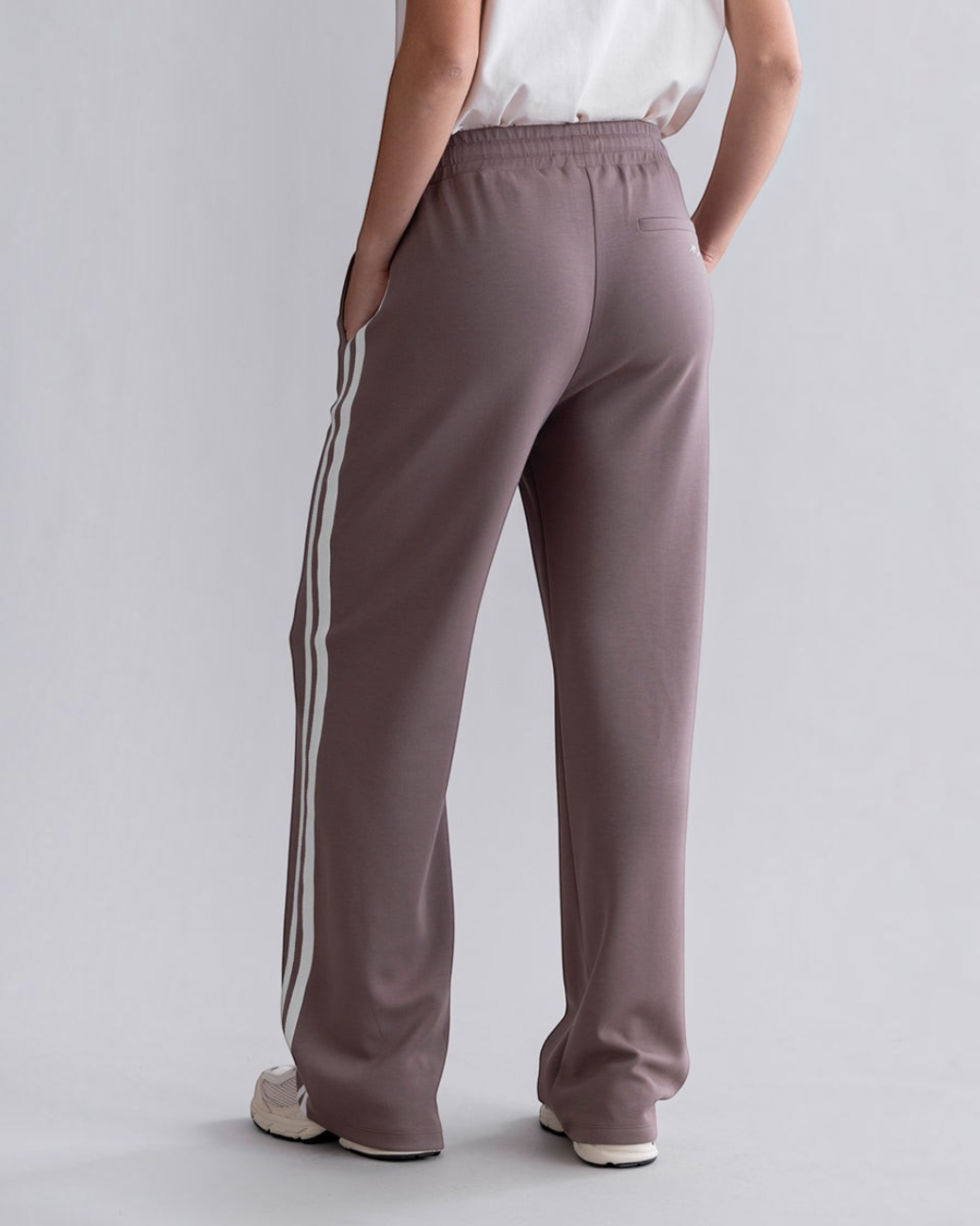 greenyogashop Lounge-Trackpants in Taupe mit weitem Bein, tiefem Schritt und seitlichem Herringbone-Tape