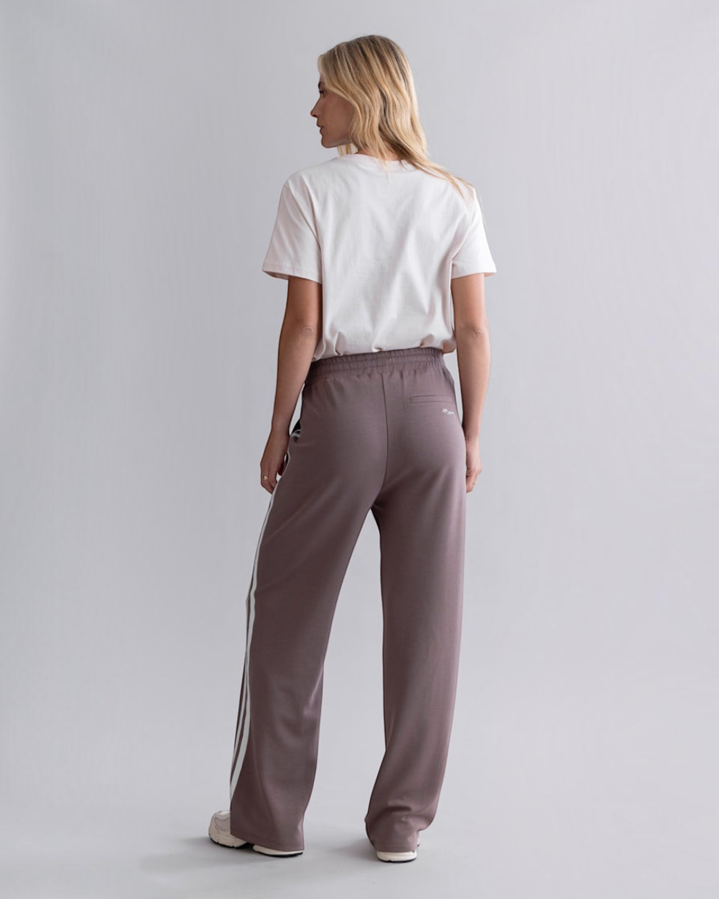 greenyogashop Lounge Trackpants in Taupe mit weitem Bein, elastischem Bund und seitlichen Herringbone-Tape-Details
