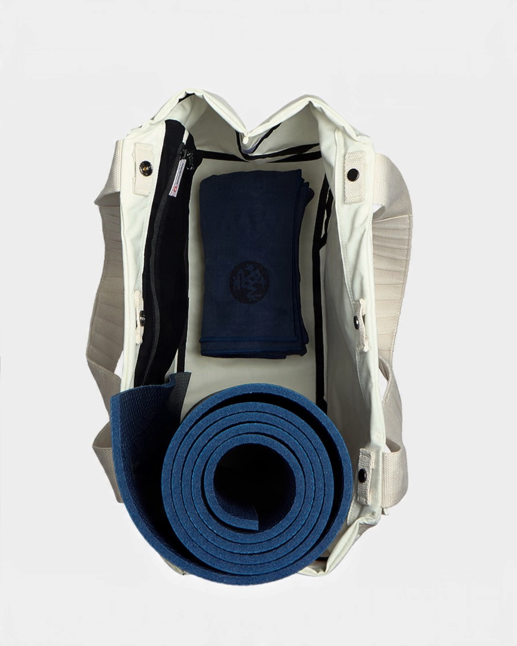 greenyogashop Kosha Carryall Tragetasche in Pearl aus recyceltem Nylon mit Yogamatte und Zubehör im Innenraum