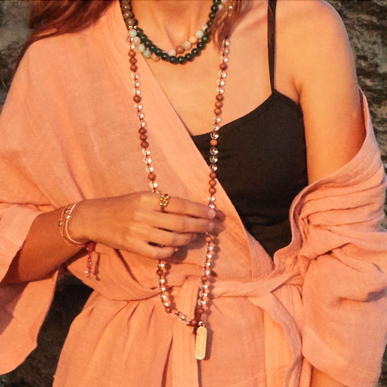 Handgefertigte Mala aus geschliffenen Bergkristallen und Sandelholz. Mit Om Mani Padme Mantra Anhänger. 90 cm.