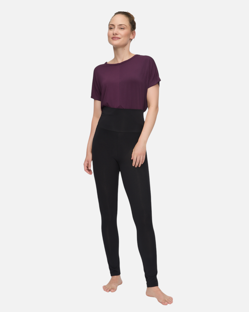 Model trägt schwarze greenyogashop Leggings aus Bambusviskose mit extrahohem Umschlagbund in knöchellanger Passform