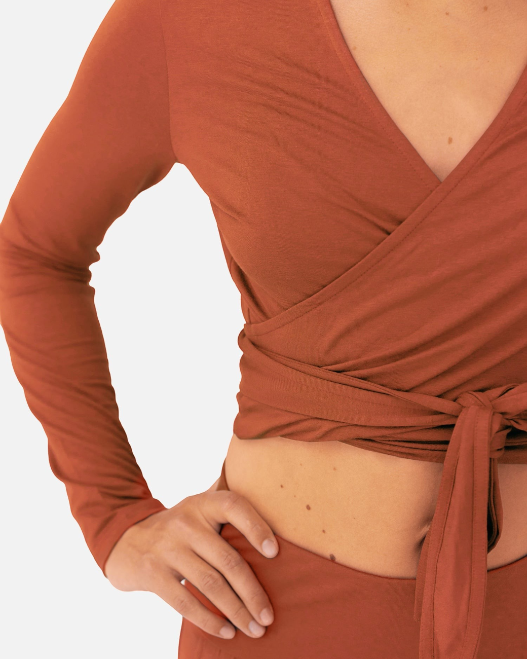 Amina Wrap Top Burnt Sienna – Detailansicht Bindung – Lotuscrafts