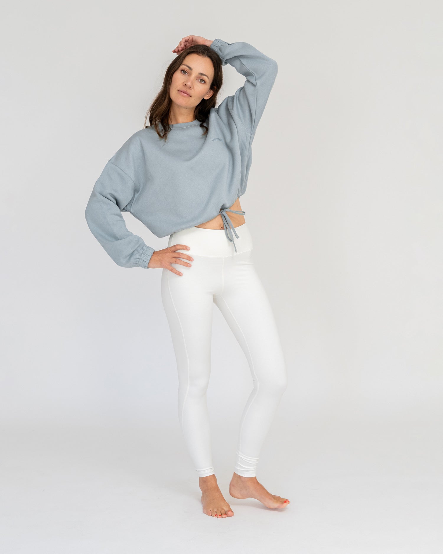 Stone Blue - Model in cropped Yoga Sweater Ganzkörper Ansicht