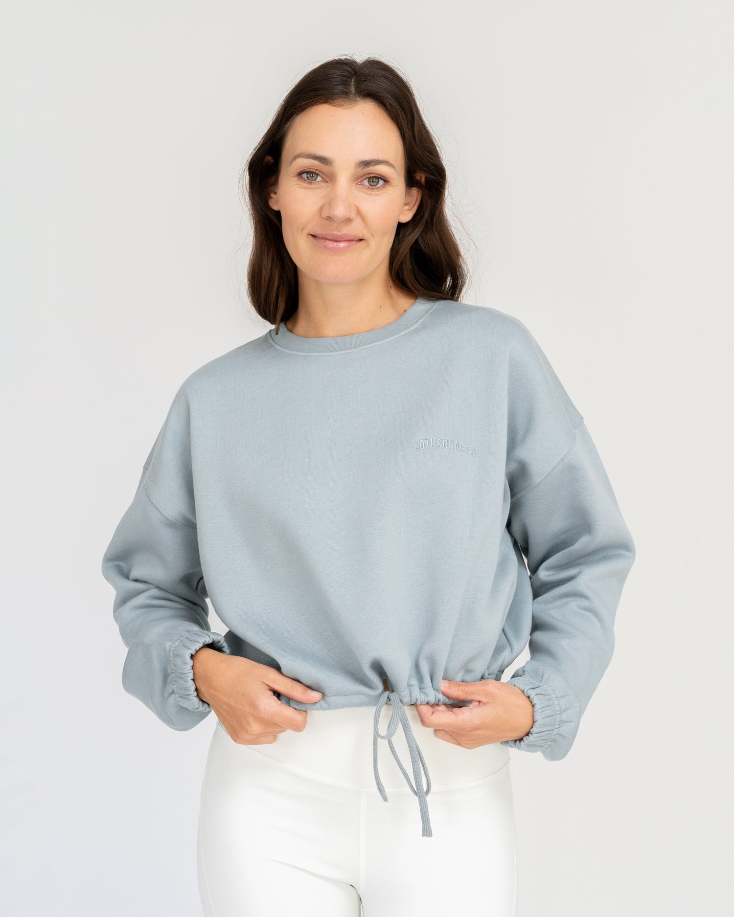 Stone Blue - Model in cropped Yoga Sweater Vorne