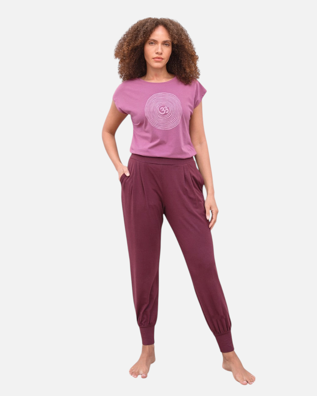 Model trägt ein mauvefarbenes greenyogashop T-Shirt aus Tencel-Mix mit weißem Om-Druck und lockerer Passform.
