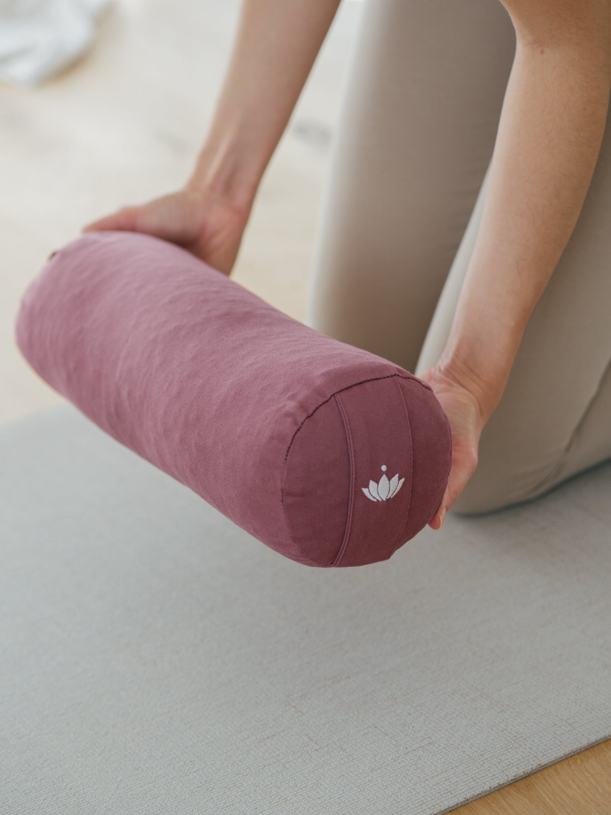 Aubergine Light Taupe - Nackenrolle für Yoga Rolle in der Hand | Lotuscrafts