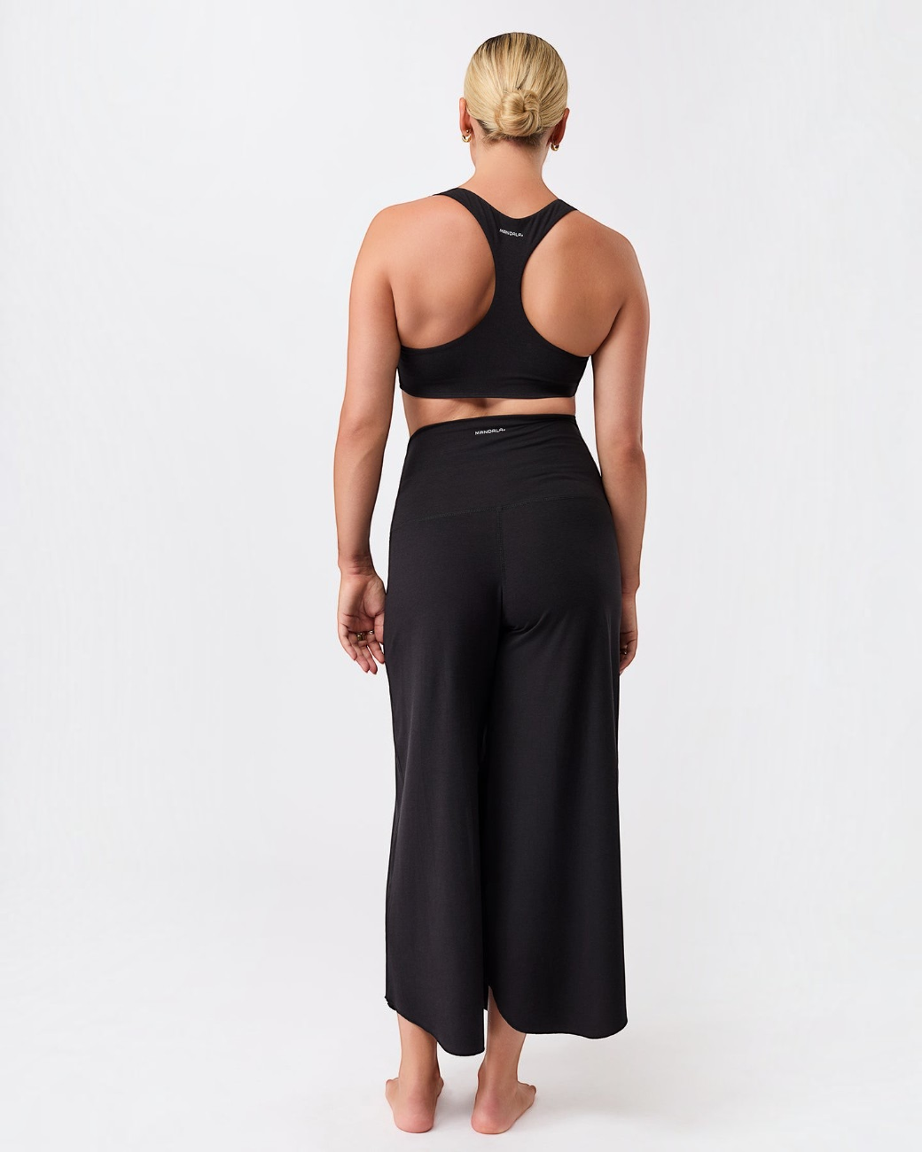 greenyogashop schwarze 7/8 Yoga-Hose mit weitem Bein und fließender Silhouette aus Lyocell-Baumwoll-Mix