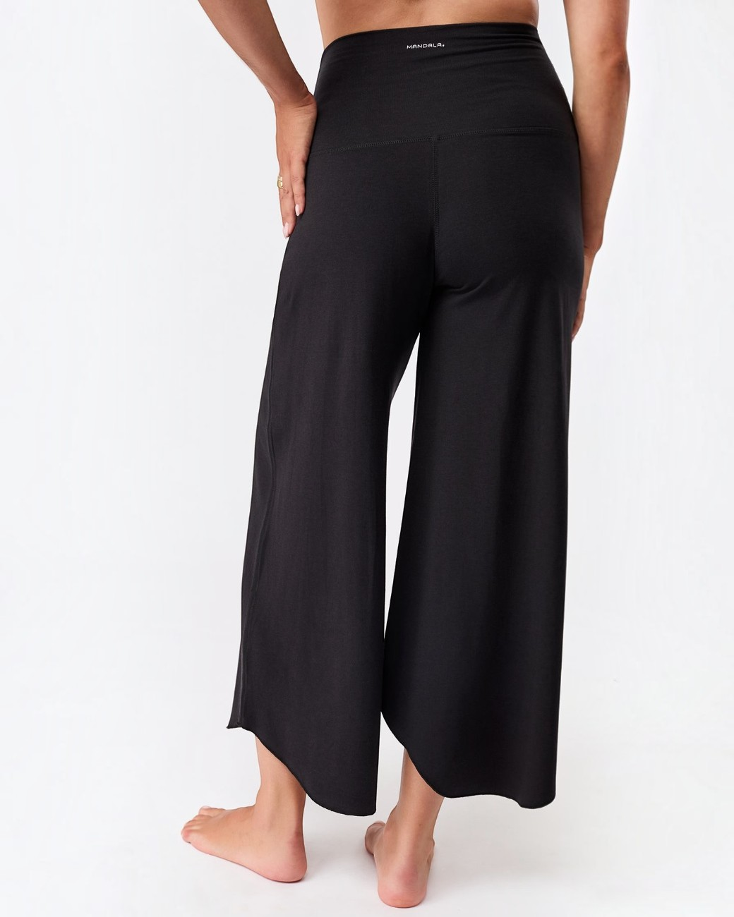 greenyogashop Hose Roll Over Tulip in Schwarz mit fließender Silhouette und 7/8-Länge für Yoga und Freizeit