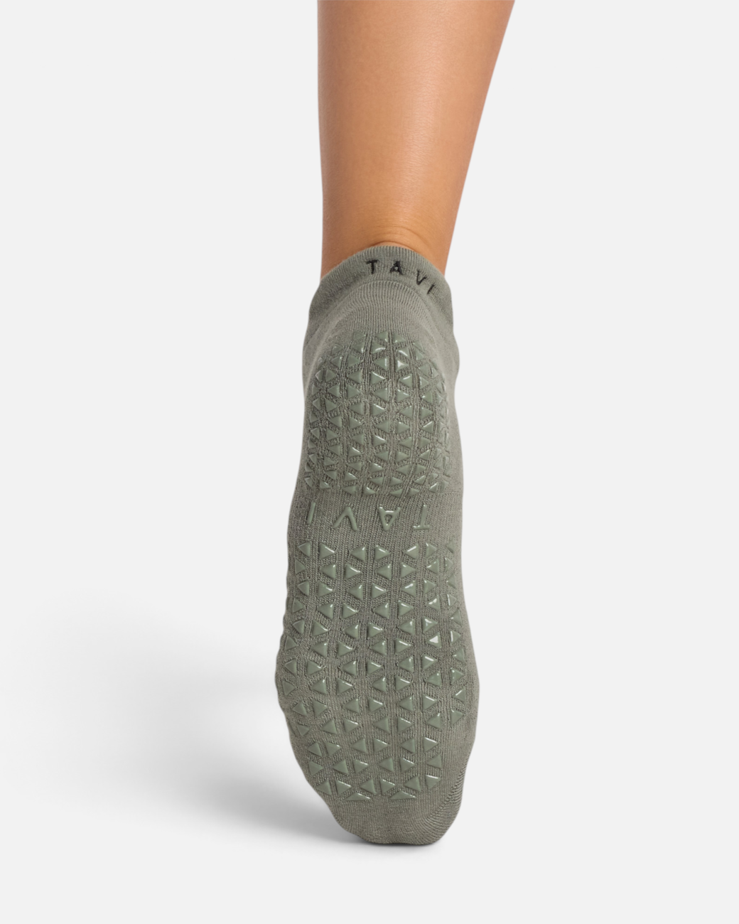 greenyogashop Yogasocken Grip Savvy in Salbeigrün mit rutschfester Sohle und Kompressionsbogenband
