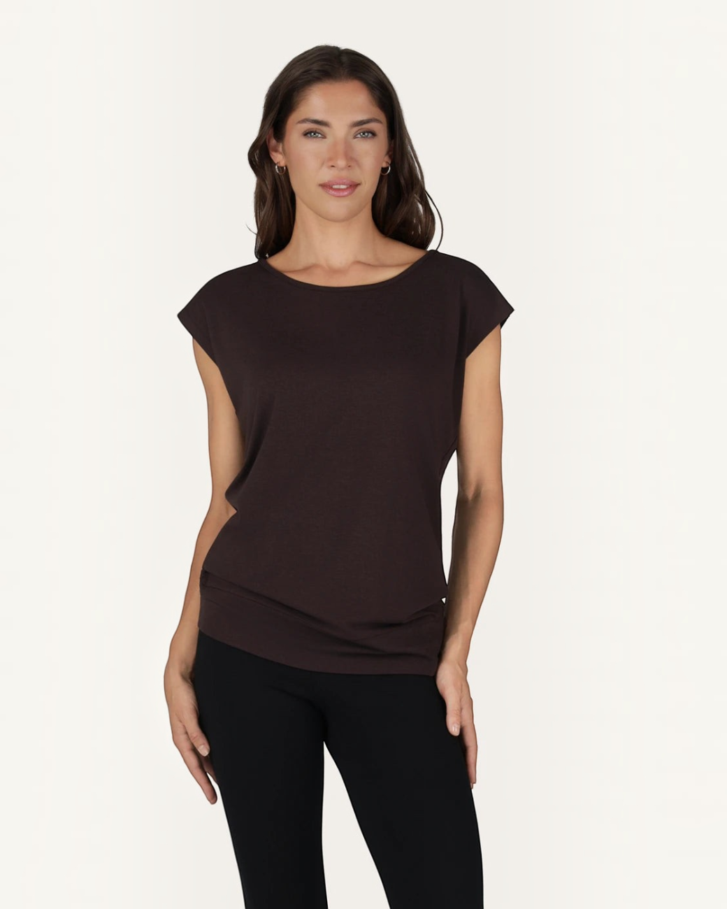 greenyogashop Asana Tee in Coffee, ein extra langes Yoga-Shirt aus Bambus-Mix mit weichem Bund und lockerer Passform