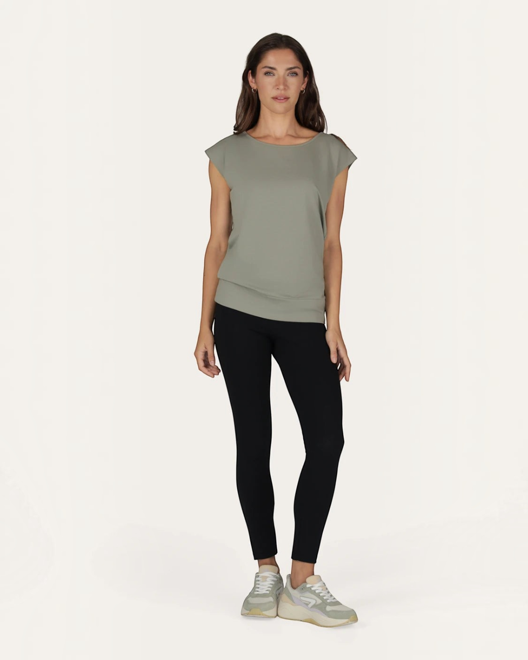 greenyogashop Asana Tee in Smokey Quartz aus Bambus-Mix mit weitem Bund und lockerer Passform an einem Model