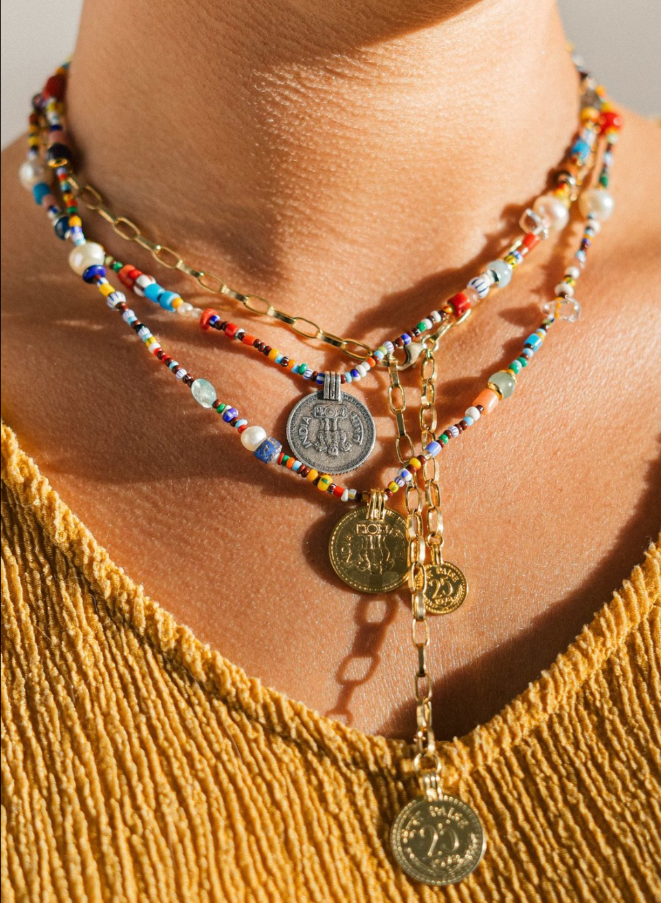Bunte Choker-Kette Afrika Münze Gold – Detail Münze und Edelsteine – Hoffnungsträger