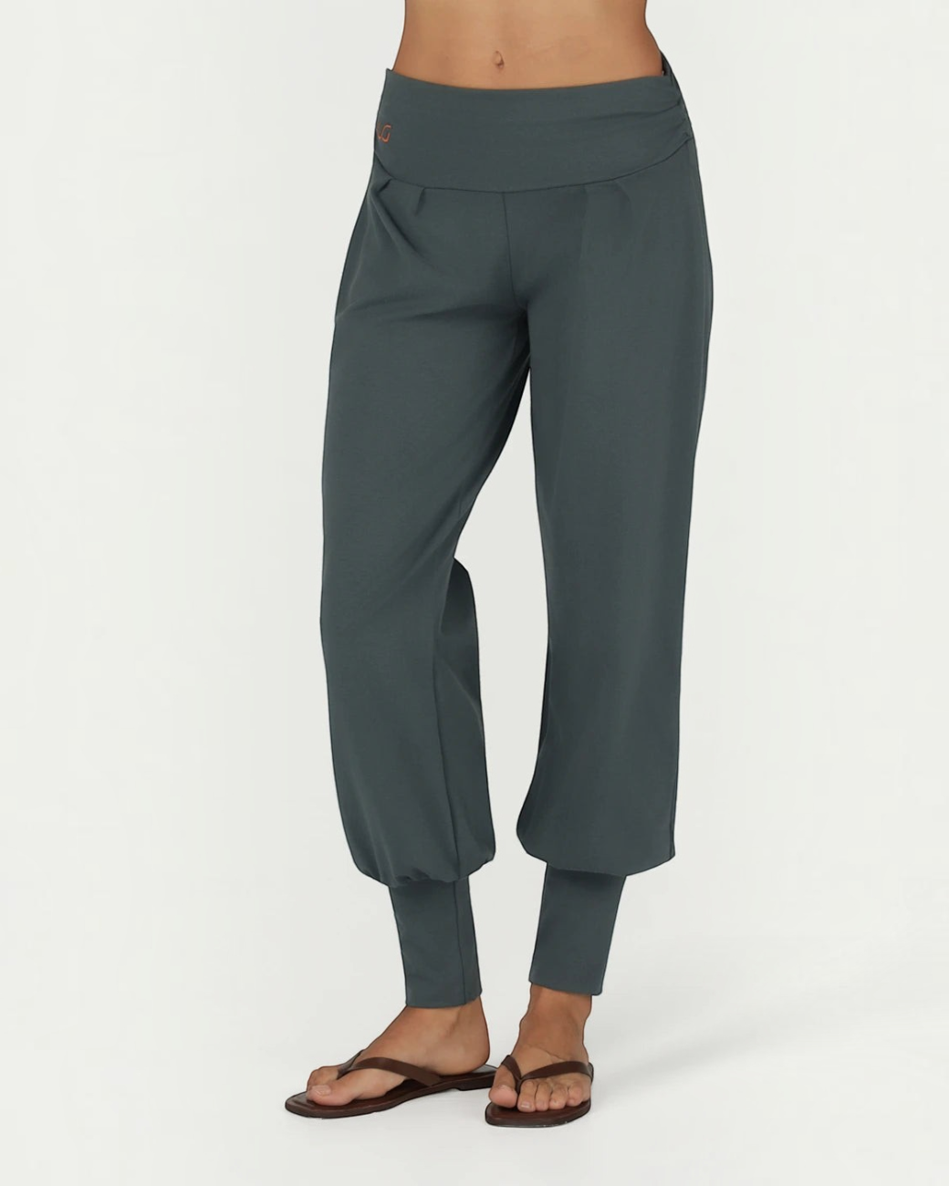 greenyogashop Yogahose Dakini in Pinyon aus Bio-Baumwolle mit breitem Bund und bequemer Passform