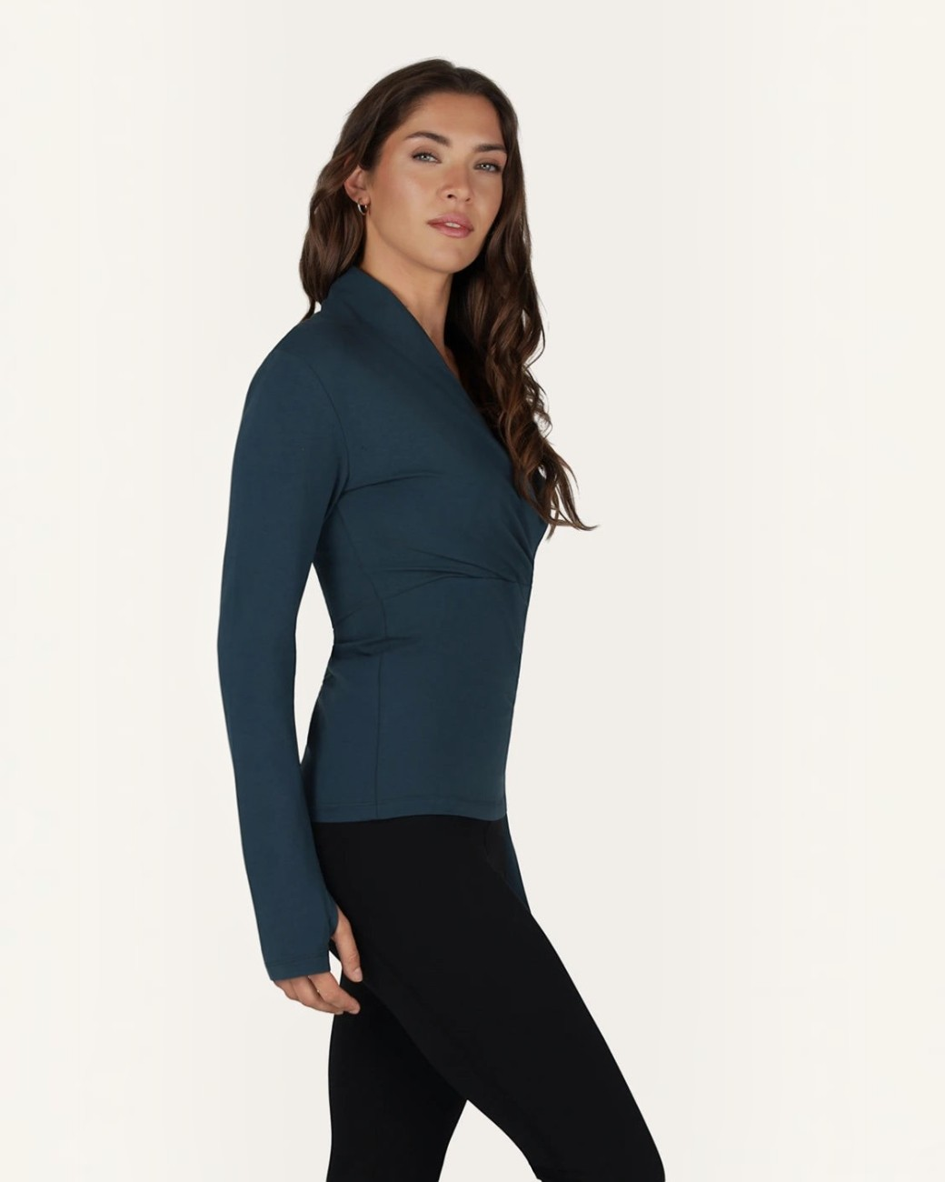 greenyogashop Ishtar Langarmshirt in Orion Blau mit V-Ausschnitt, hohem Kragen, Faltendetails und Daumenlöchern