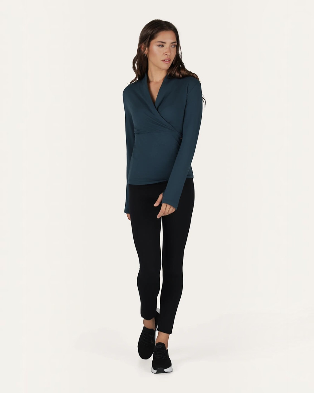 greenyogashop Ishtar Longsleeve in Orion Blau mit V-Ausschnitt, hohem Kragen und praktischen Daumenlöchern