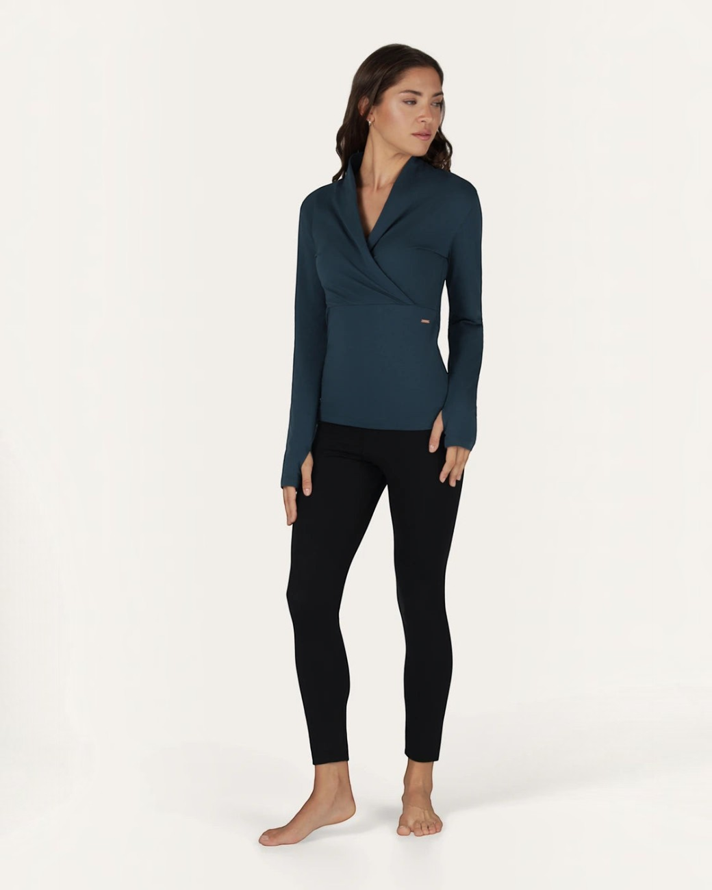 greenyogashop Ishtar Longsleeve in Orion Blau mit V-Ausschnitt, hohem Kragen, Faltendetails und Daumenlöchern