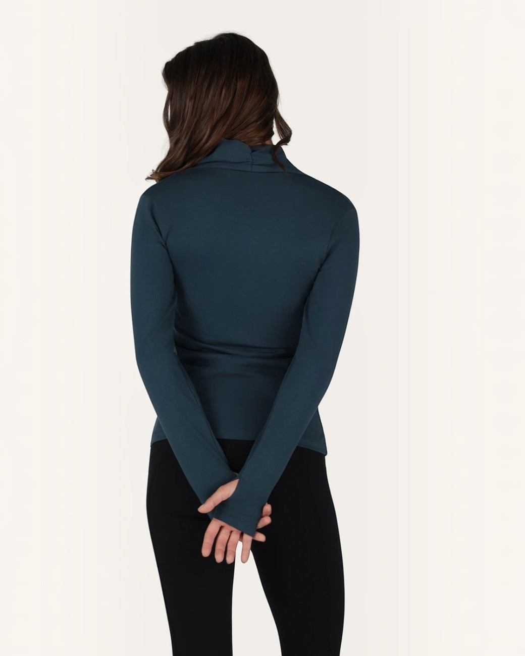 greenyogashop Ishtar Longsleeve in Orion Blau mit hohem Kragen und Daumenlöchern, Rückansicht