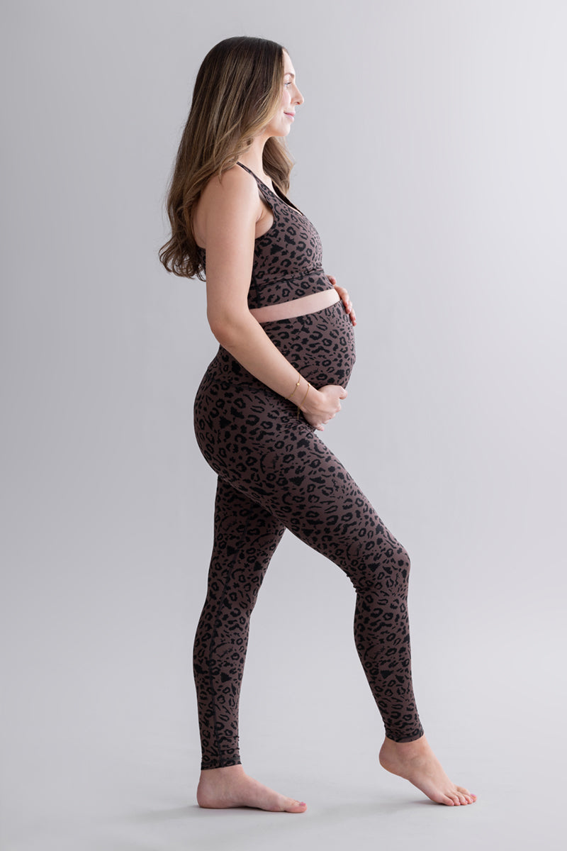Umstandsleggings Mono Leo Soft Brown – Studioaufnahme – Hey Honey