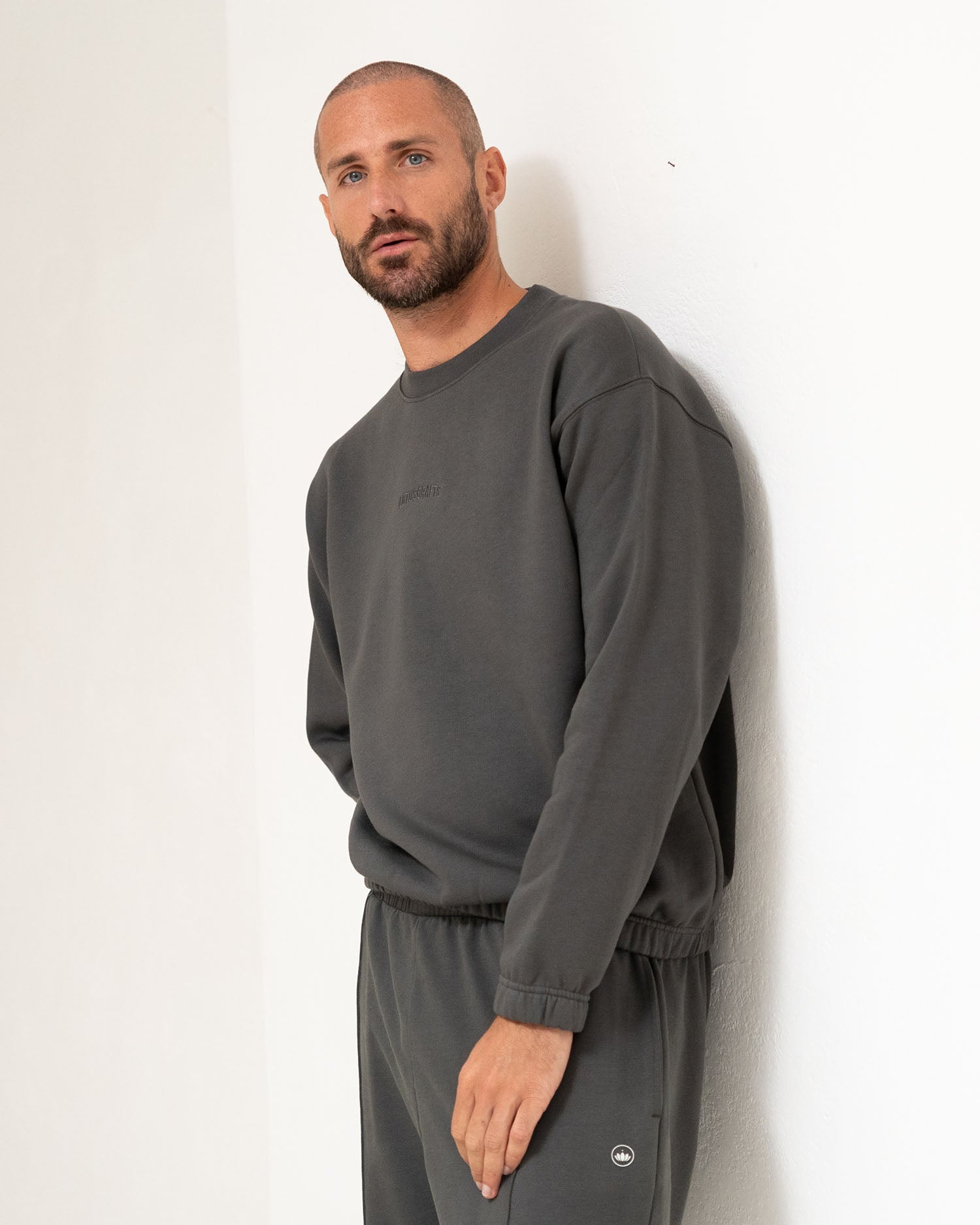 Anthrazit - Male Model stehend in Yoga Sweatshirt Stone Blue Anthracite Marshmallow