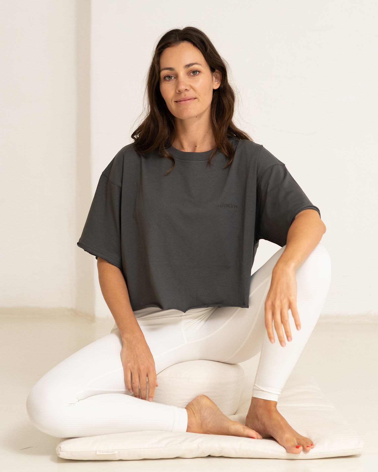 Anthrazit - Modell auf Meditationskissen in Yoga Top Anthracite