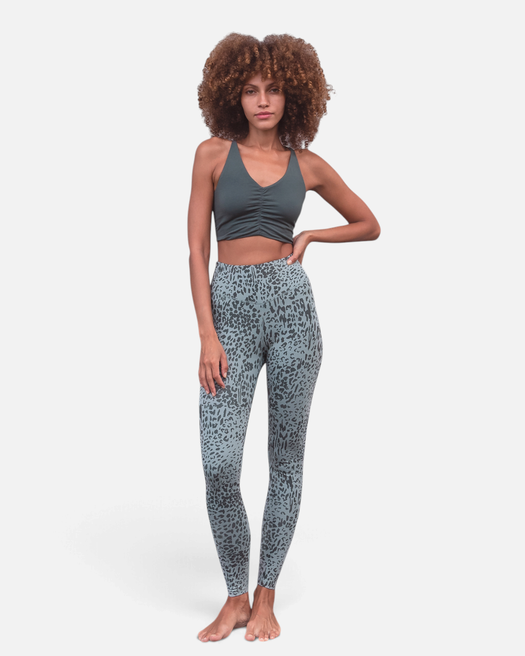 Model trägt greenyogashop Leggings Susan Animal in Aqua mit High-Rise Passform und Animal-Print aus Bio-Baumwolle