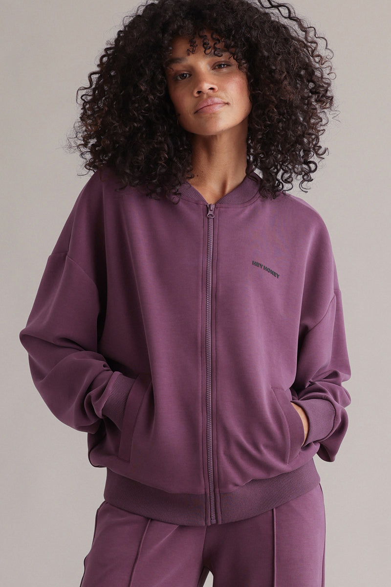 Lux Bomber Jacket Italian Plum – Detailansicht – Hey Honey