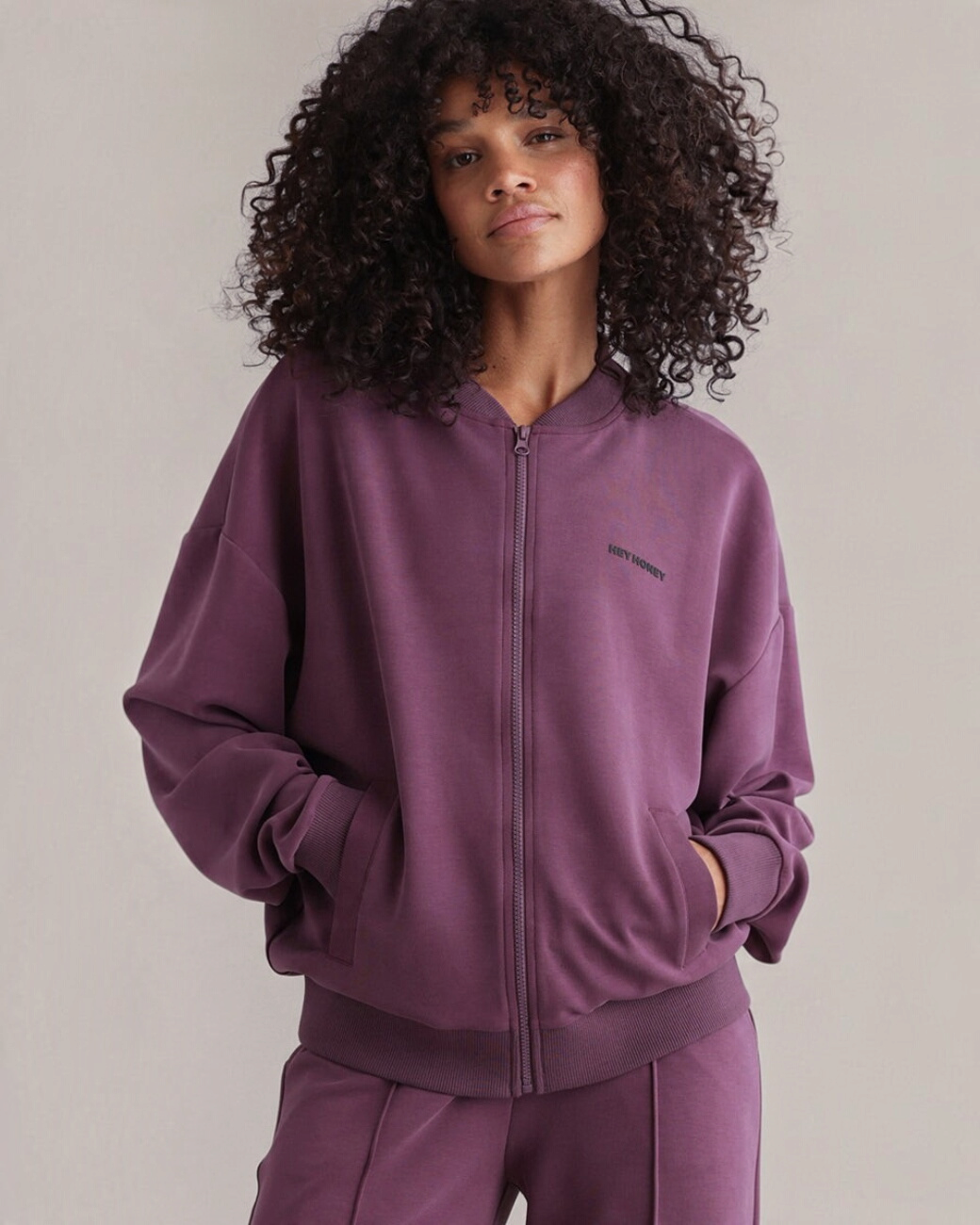 Lux Bomber Jacket Italian Plum – Detailansicht – Hey Honey