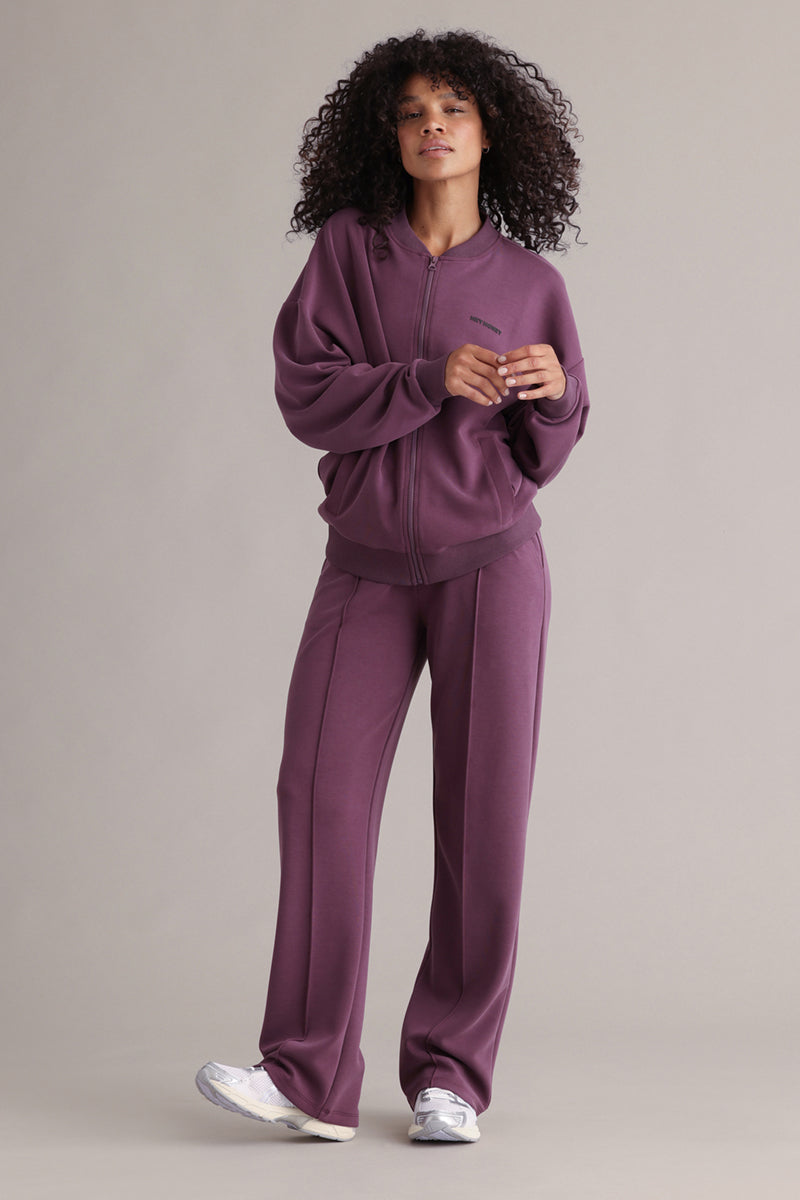 Lux Bomber Jacket Italian Plum – Nahaufnahme Logo – Hey Honey