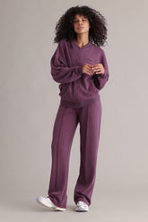 Lux Bomber Jacket Italian Plum – Nahaufnahme Logo – Hey Honey