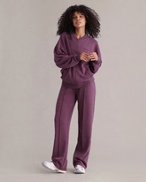 Lux Bomber Jacket Italian Plum – Nahaufnahme Logo – Hey Honey