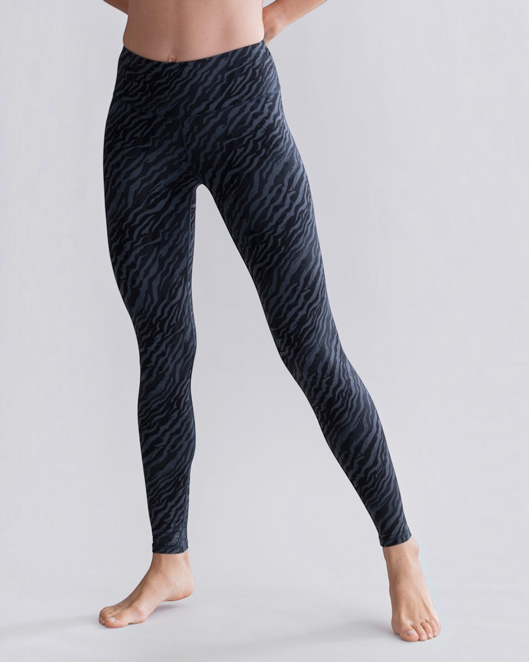 greenyogashop Leggings Wave mit hohem Bund und grau-schwarzem Zebramuster aus atmungsaktivem Funktionsmaterial