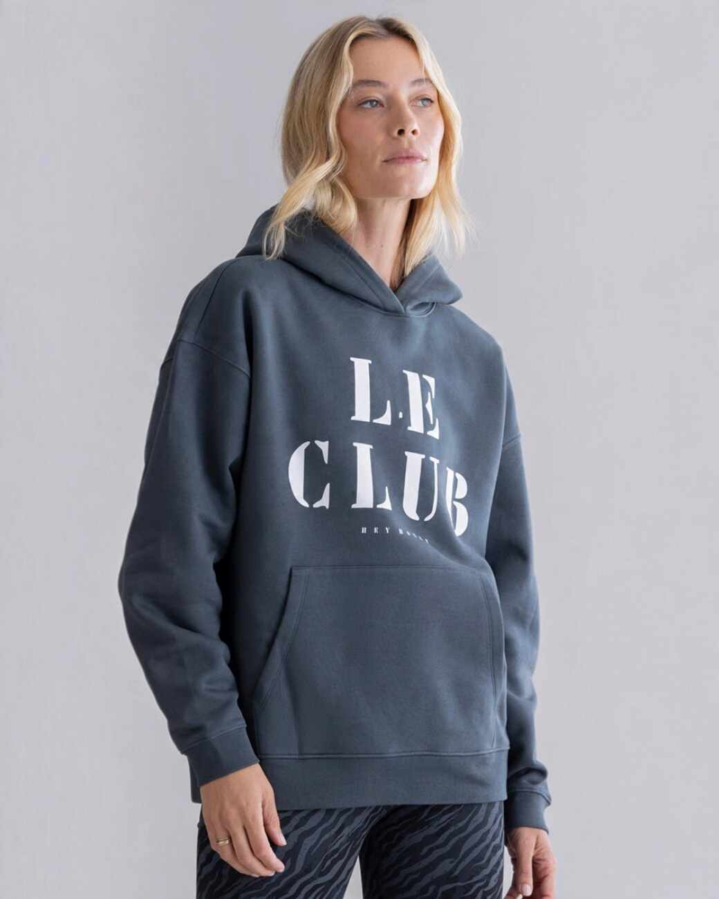 greenyogashop Oversized Hoodie in Teal mit Le Club Schriftzug, weiche Baumwollmischung mit Kapuze und Kängurutasche
