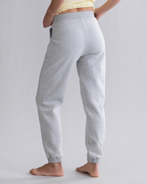 greenyogashop graue Sweatpants mit elastischen Bündchen und Kordelzug in entspannter Passform, Rückansicht