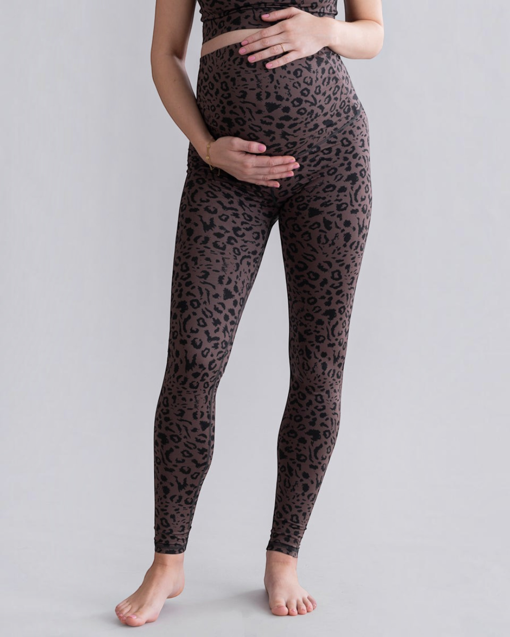 greenyogashop Umstandsleggings in Braun mit Leopardenmuster, hoher Bund für wachsenden Babybauch, atmungsaktiv