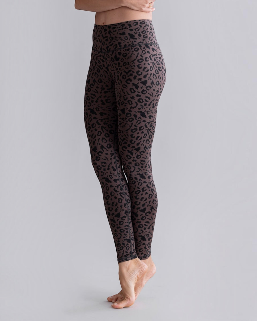 greenyogashop Leggings Mono Leo in Soft Brown mit Leopardenmuster, hohem Bund und atmungsaktivem Funktionsmaterial