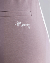 greenyogashop Lounge Trackpants in Taupe mit weißem Logo-Stick und seitlichem Herringbone-Tape Detail