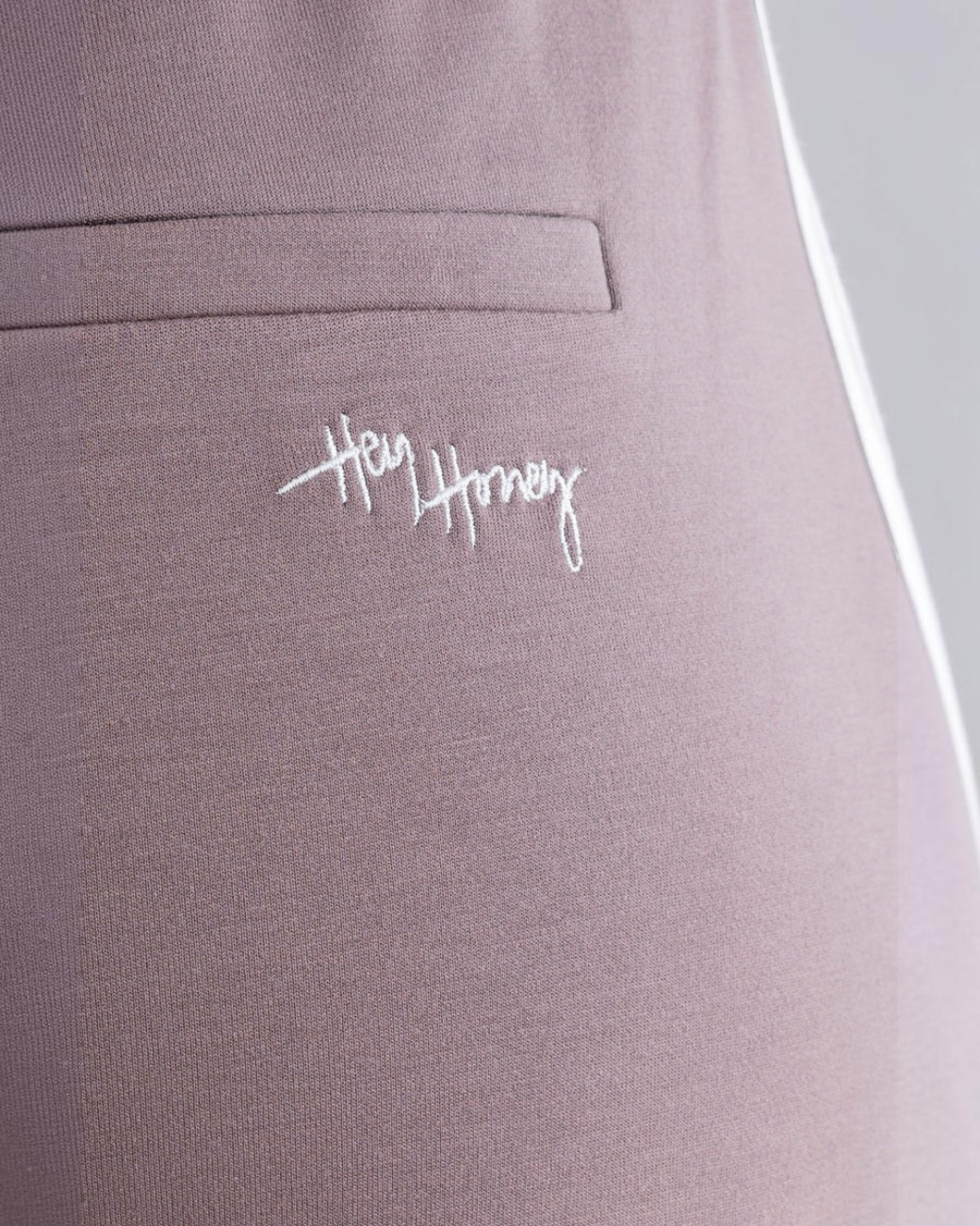 greenyogashop Lounge Trackpants in Taupe mit weißem Logo-Stick und seitlichem Herringbone-Tape Detail