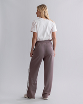 greenyogashop Lounge Trackpants in Taupe mit weitem Bein, elastischem Bund und seitlichen Herringbone-Tape-Details