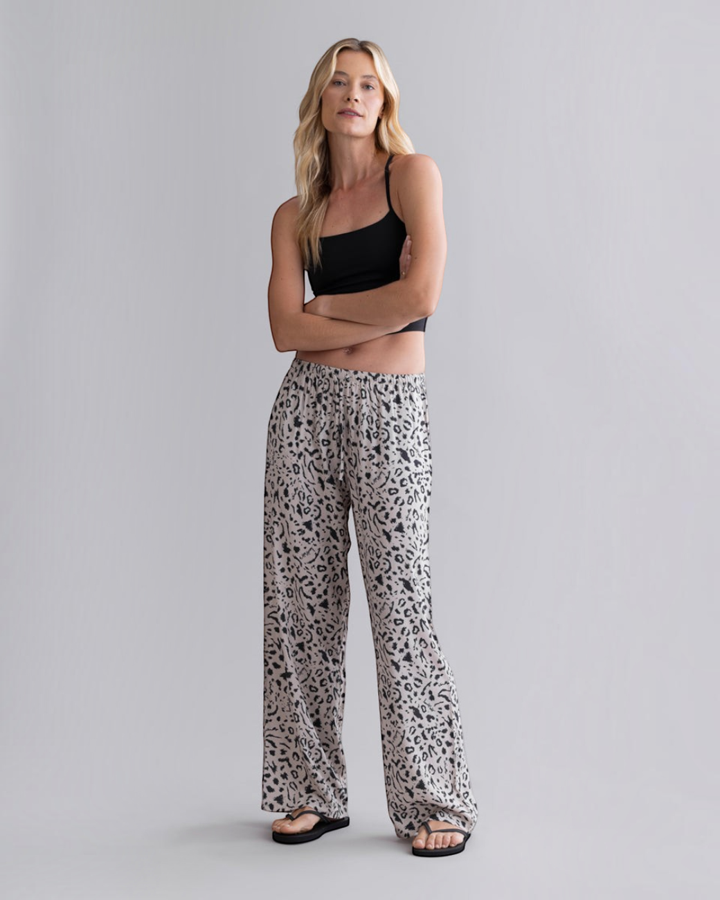 greenyogashop Sommerhose aus Viskose in Oatmeal mit Leopardenmuster, entspannter Schnitt mit elastischem Bund