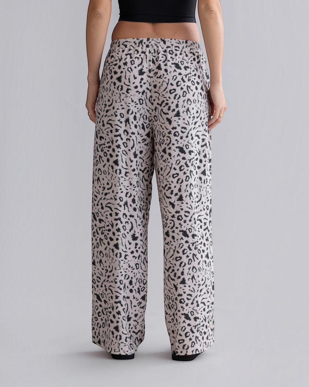 greenyogashop Sommerhose Mono Leo in Oatmeal mit Leopardenmuster, fließende Viskose mit elastischem Bund, Rückansicht