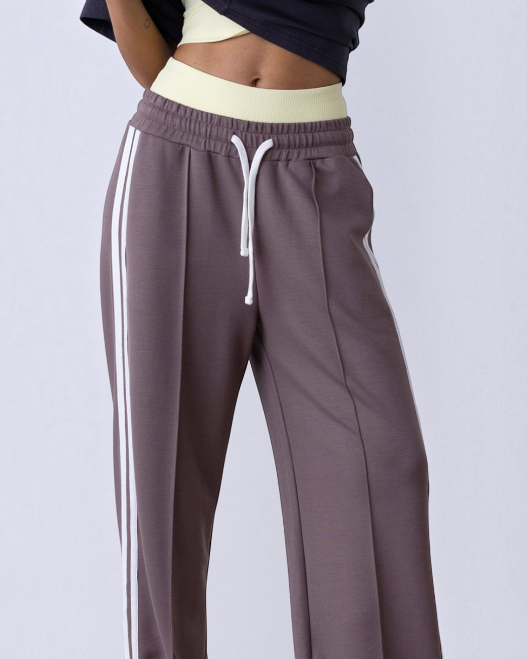 greenyogashop Lounge Trackpants in Taupe mit weitem Bein, Kordelzug und seitlichen Herringbone-Tape-Details