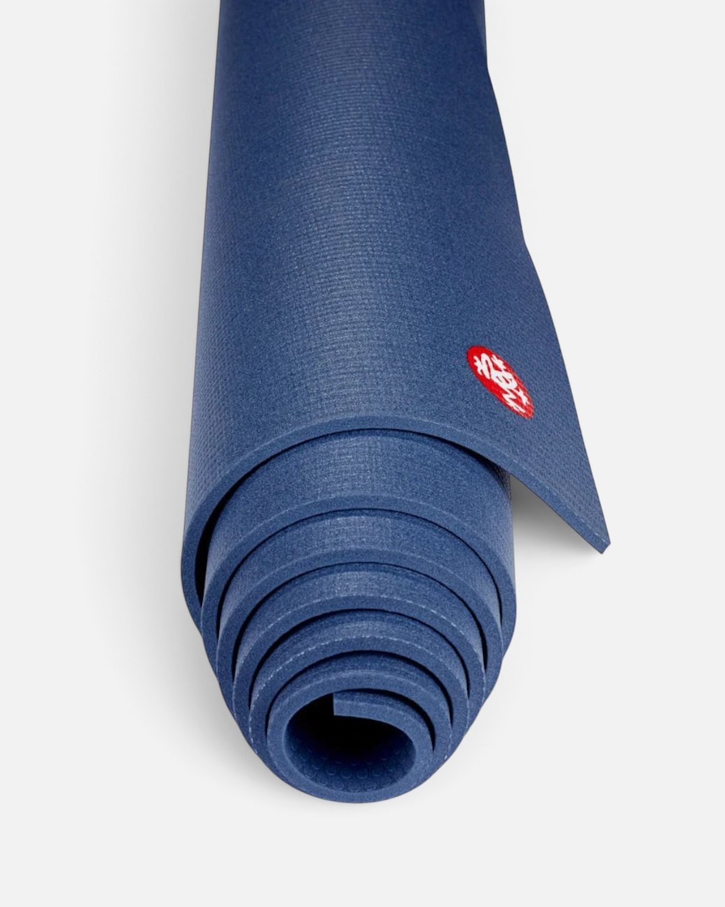 greenyogashop Yogamatte PRO Odyssey in Dunkelblau, aufgerollt, aus latexfreiem PVC mit rutschfester Oberfläche