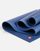 greenyogashop Yogamatte PRO Odyssey in Blau aus latexfreiem PVC mit rutschfester, geschlossenporiger Oberfläche