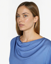 greenyogashop Longsleeve Waterfall in Queen Blue aus fließendem Bambus-Viskose-Mix mit elegantem Wasserfall-Ausschnitt