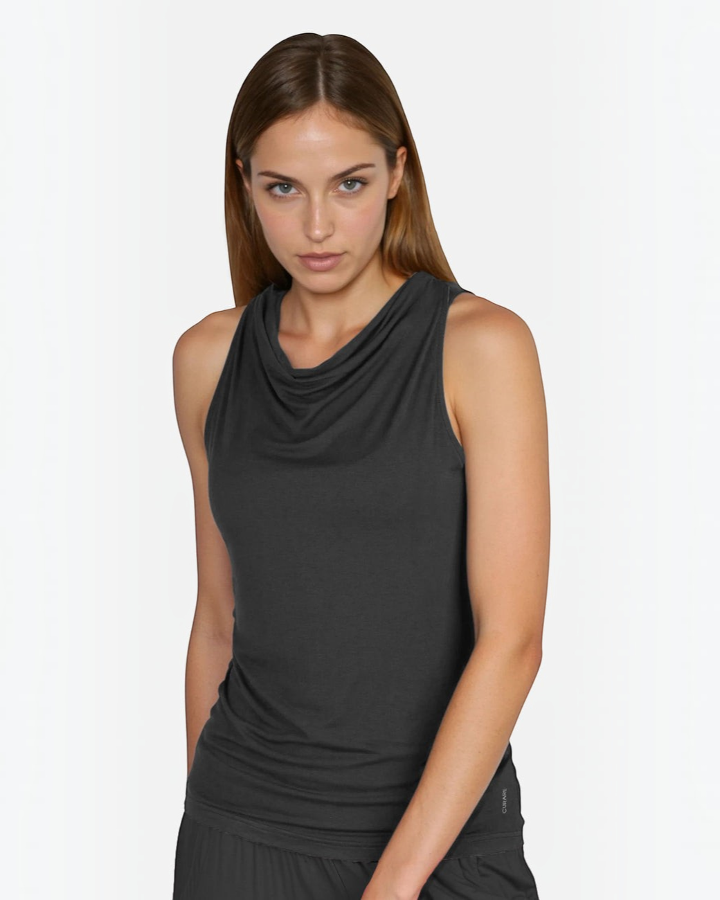 greenyogashop schwarzes ärmelloses Top aus Bambus-Viskose mit elegantem Wasserfallausschnitt an einer Frau