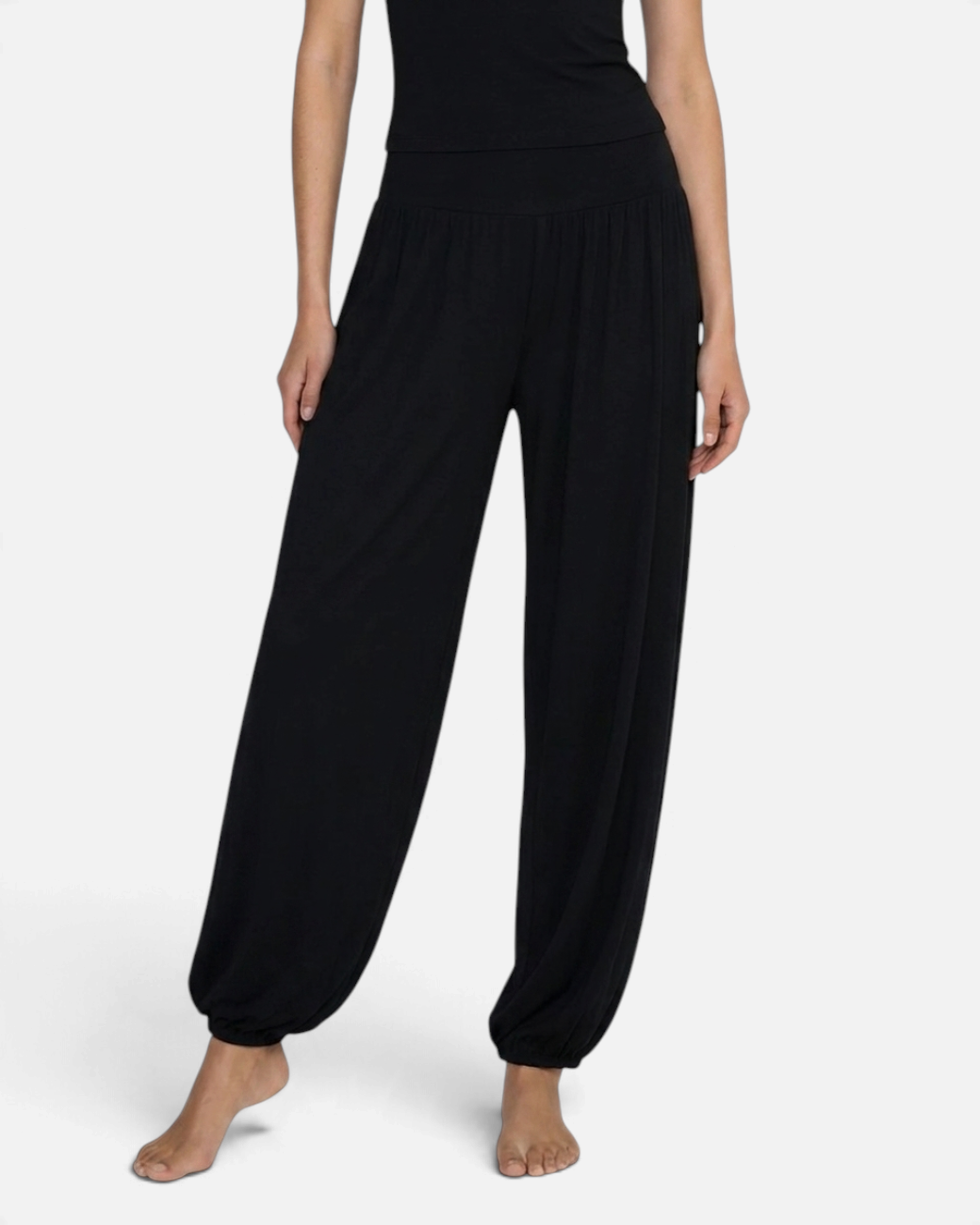 greenyogashop schwarze weite Yogahose aus Bambusviskose mit elastischem Bund und Bündchen am Bein