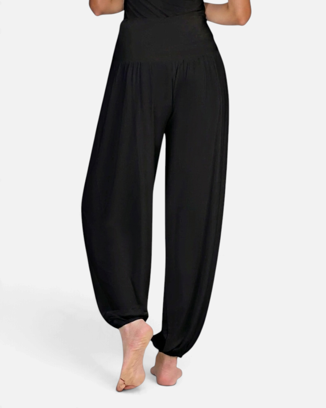 Schwarze greenyogashop Wide Pants aus Bambusviskose mit elastischem Bund, Tunnelzug und Bündchen am Bein