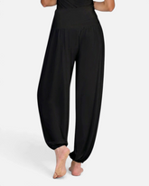 Schwarze greenyogashop Wide Pants aus Bambusviskose mit elastischem Bund, Tunnelzug und Bündchen am Bein